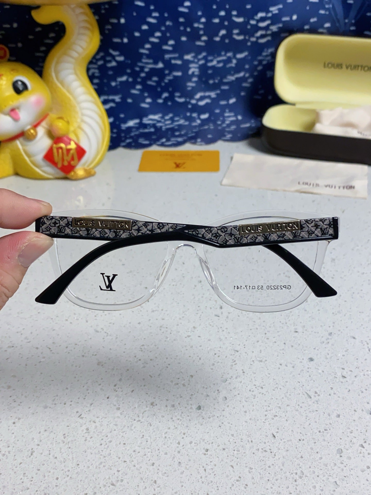 LOUIS VUITTON CAT EYE SUNGLASSES 570278 IN CLEAR ACETATE EMBOSSED LOGO